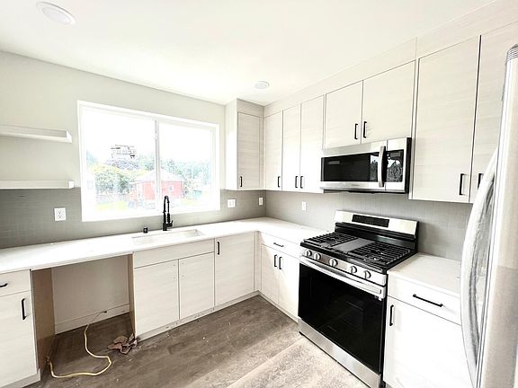 3rd image of 533 S Cloverdale St Unit 8