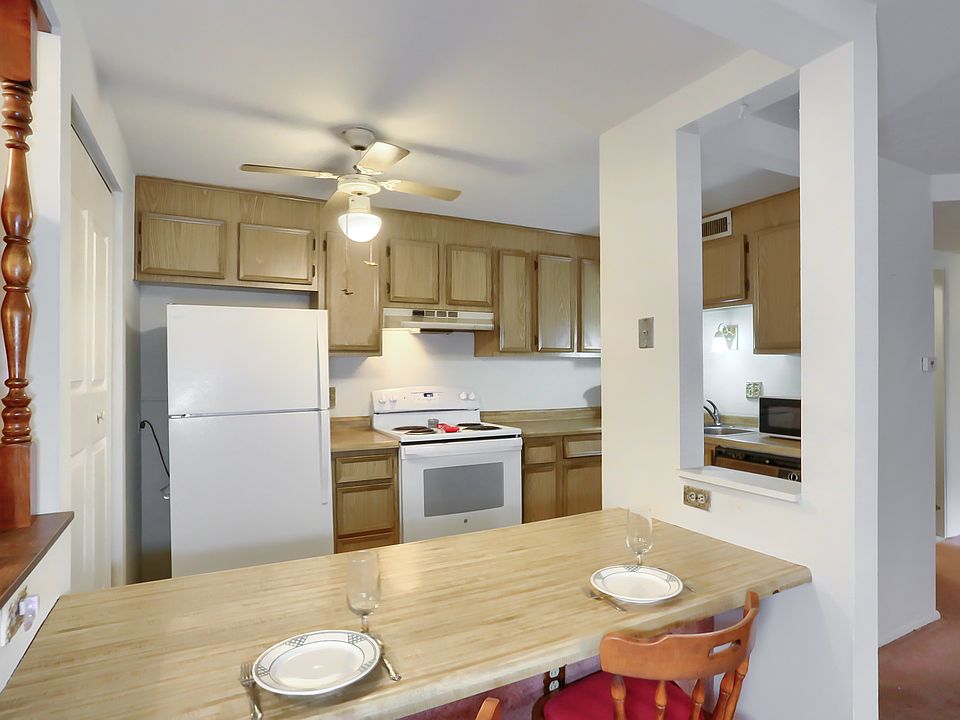 The kitchen is fully equipped with everything you need for easy and convenient living. It features a built-in dining table, seamlessly installed into the wall, perfect for casual meals or extra counter space.