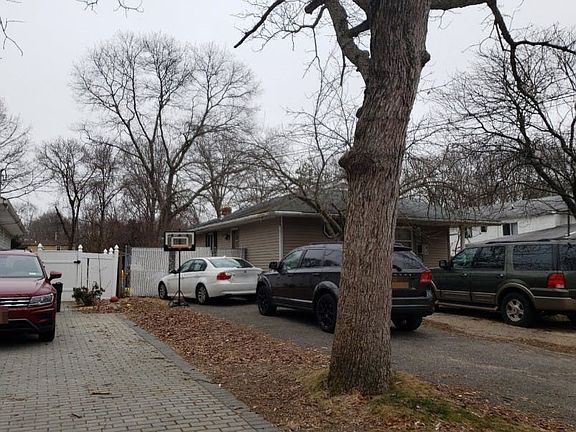 3rd image of 52 Oak Ave