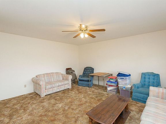 5th image of 806 W Hervey Dr