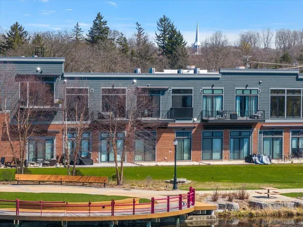 220 King St #10, Lowell, MI 49331
