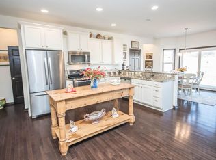 707 Pinehurst Dr, Mukwonago, WI 53149