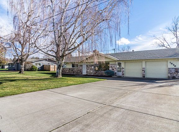 3rd image of 1826 Pike Pl