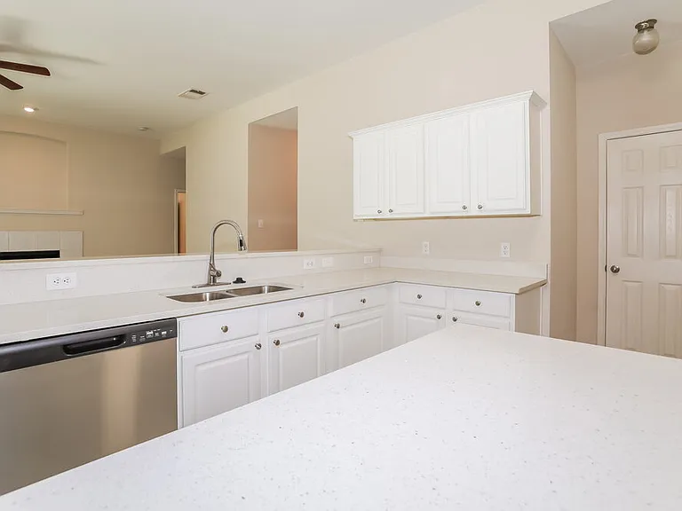 240 Creekview Dr — Photo 8