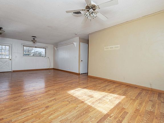 2nd image of 712 W Oak St