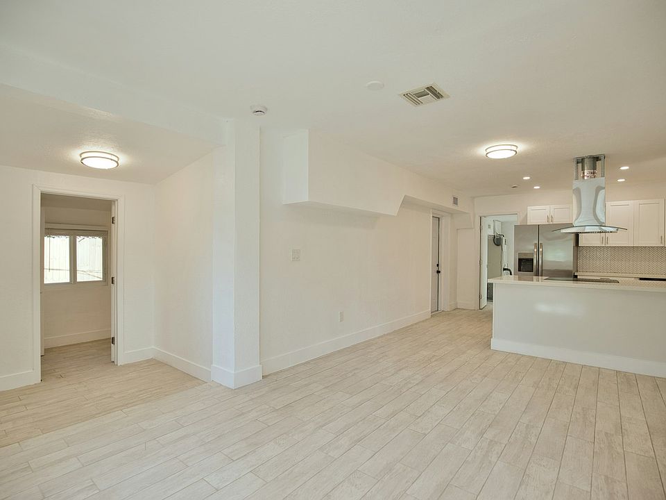 OPEN LIVING/DINING ROOM COMBO