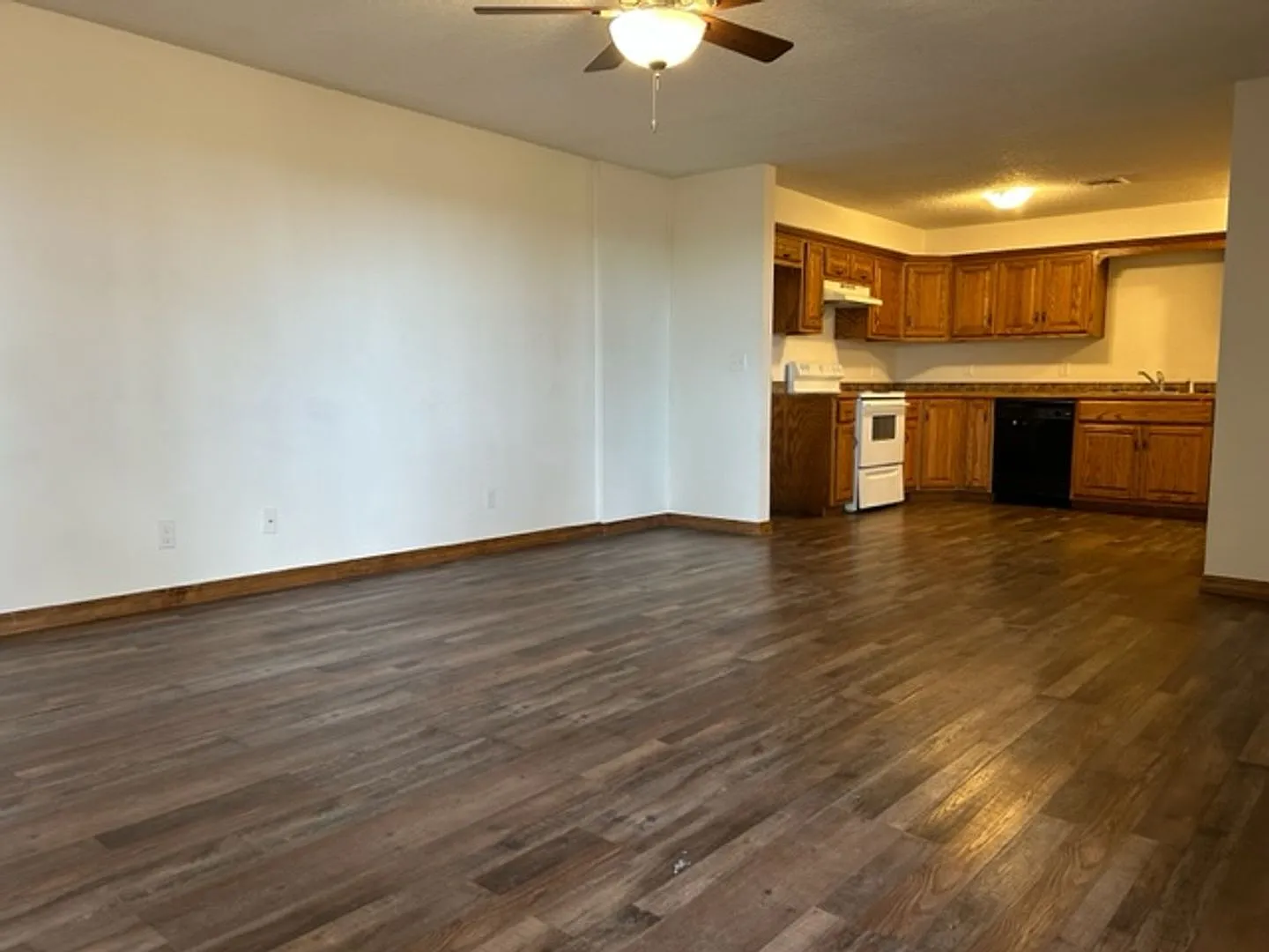 3 Bedroom 2 Bath Apartment For Lease In Carl Junction-$995.00 Rent-$995.00 Deposit — Photo 4