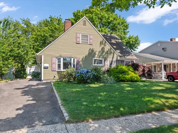 7 Chickadee Ln, Levittown, NY 11756