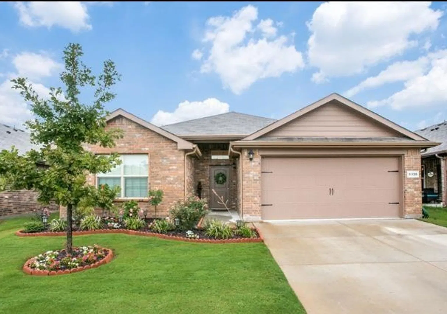 Beautifully Renovated 4 Bed 2 Bath - Immediate Move In Must See — Photo 1