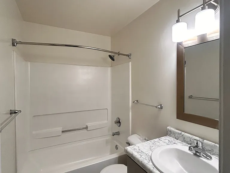1261 Fords Pointe Cir #1261 — Photo 2
