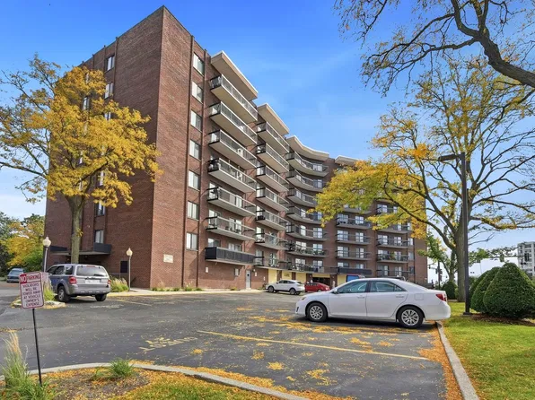 711 S River Rd APT 603, Des Plaines, IL 60016
