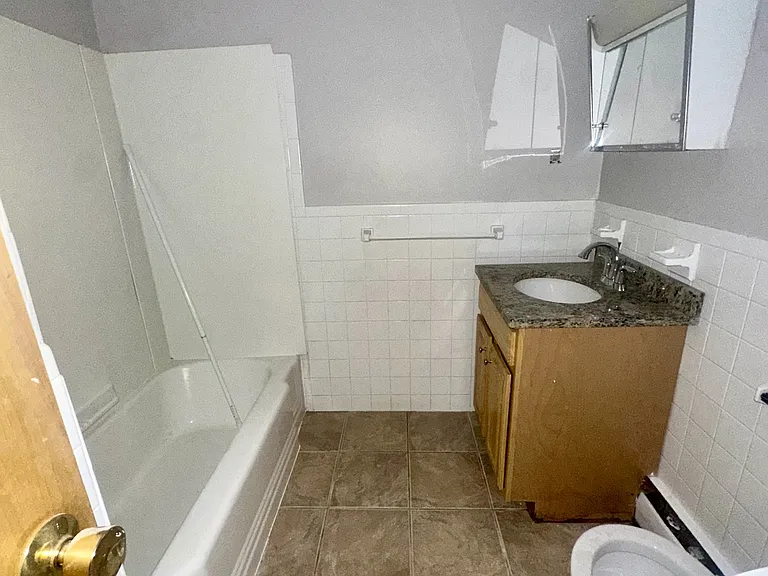 110-111 Babcock St #UP1 — Photo 8
