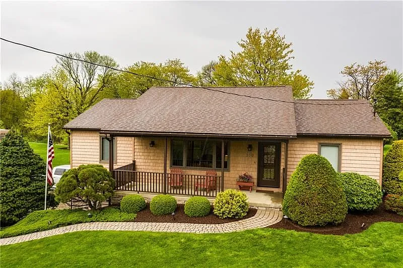 350 Hillcrest Dr photo 1