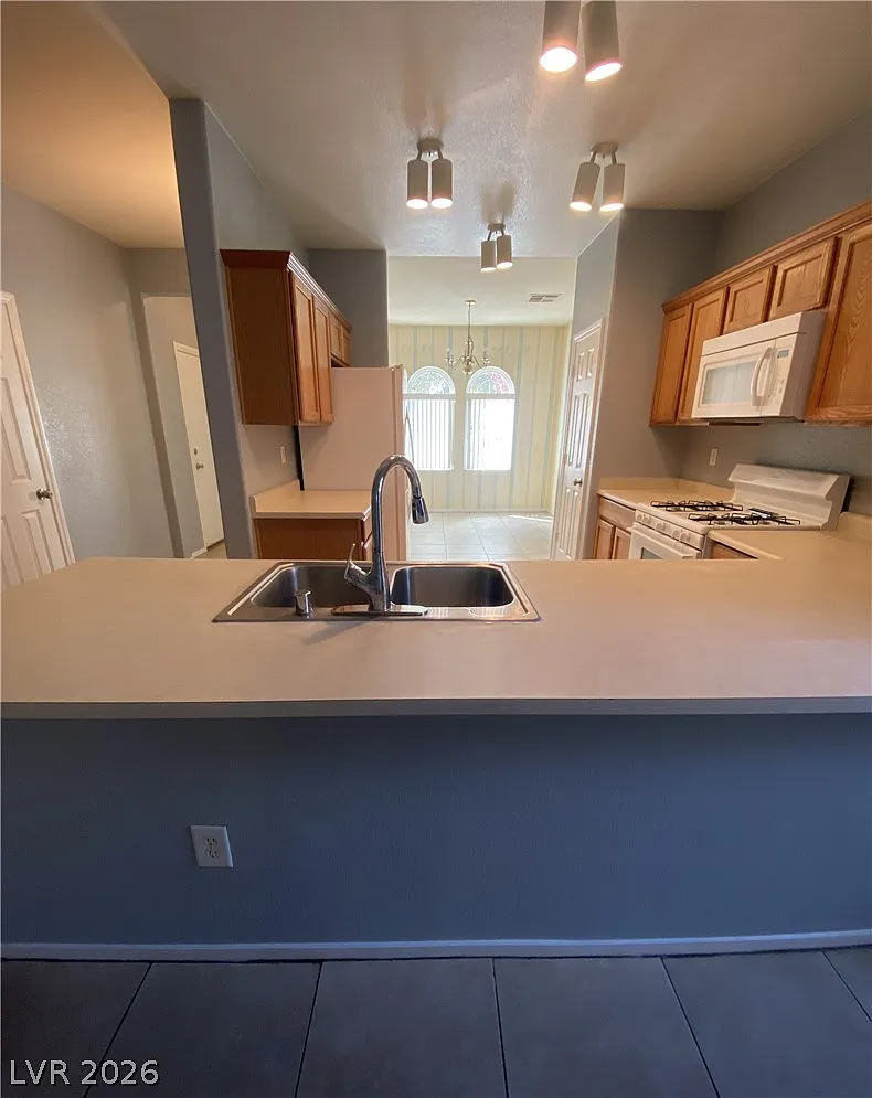 4 bed, 2.0 bath, 1687 sqft, $2,100 — Photo 3