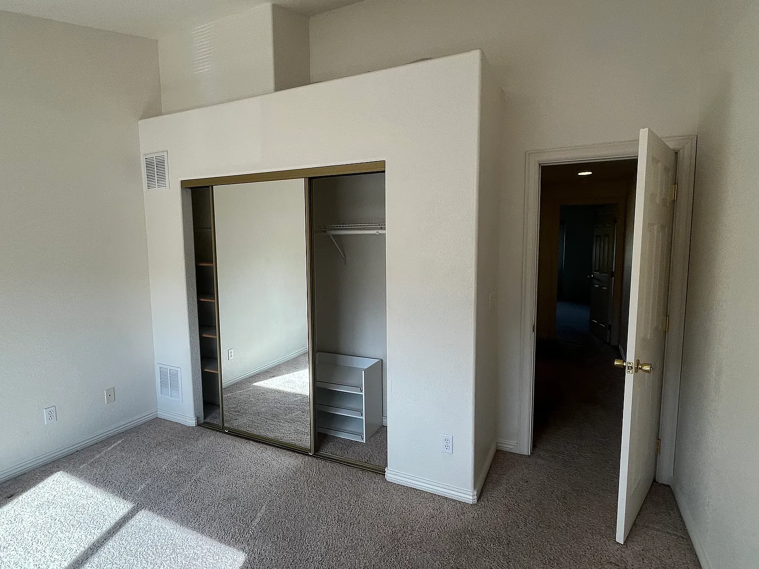 2 bed, 1490 sqft, $2,025 — Photo 2