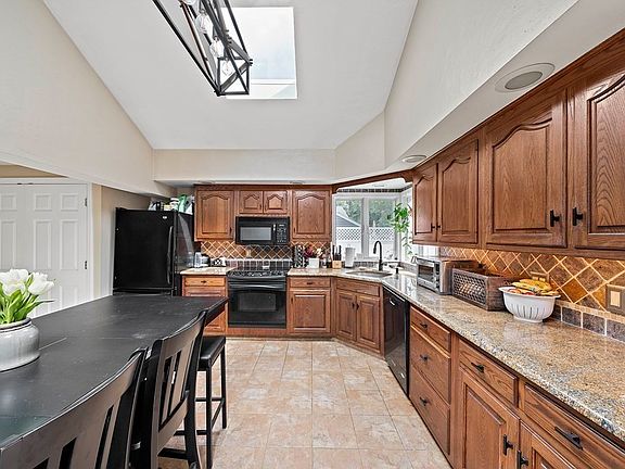 5th image of 154 Jaffrey St