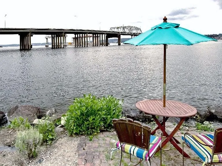 Nook On The Waterfront