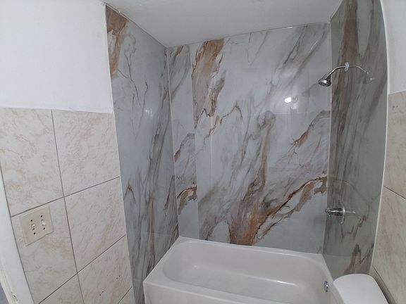4th image of 405 SW 13th Pl APT 112