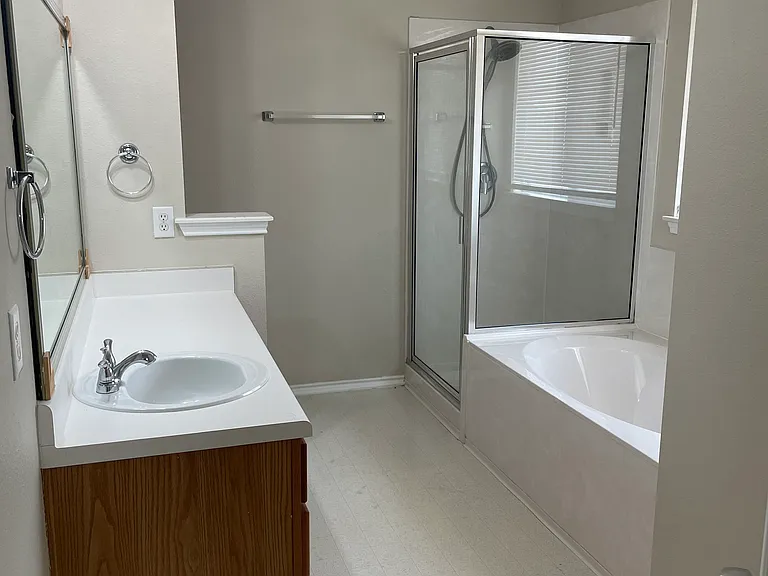 10306 Buescher Ln — Photo 10