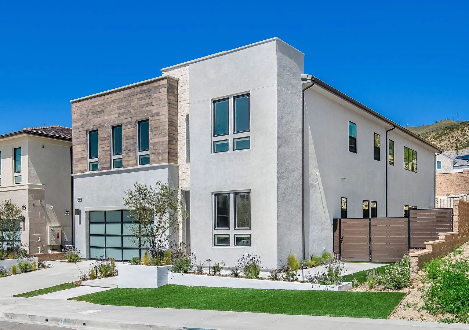 Fantastic 5 bed 4.5 bath with Pool in Hillcrest Gated Community in Porter Ranch ! — Photo 2