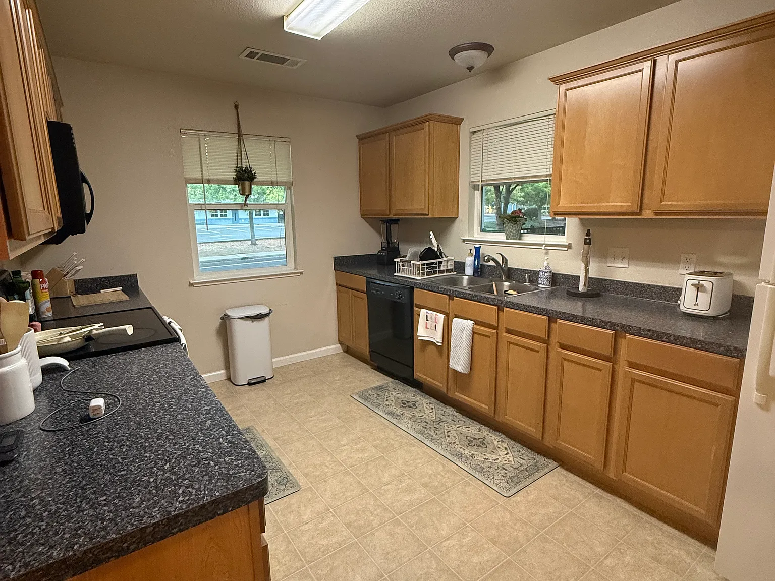 3 bed, 1375 sqft, $2,200 — Photo 2