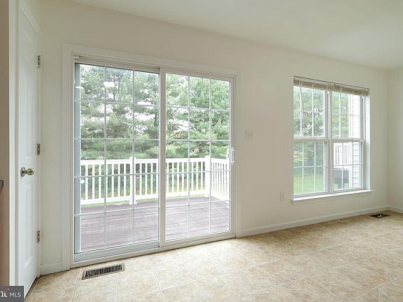 3rd image of 222 Amberleigh Ln