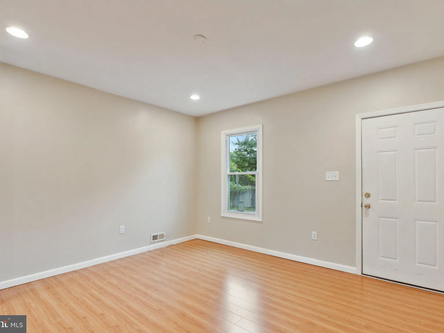 2 bed, 1.0 bath, 795 sqft, $1,900 — Photo 4