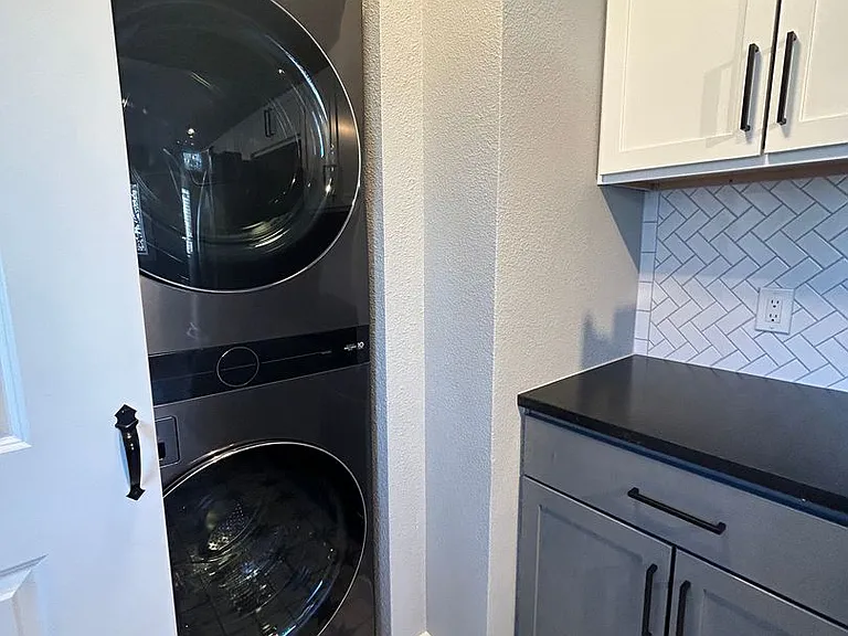 1141 E Madison St — Photo 17