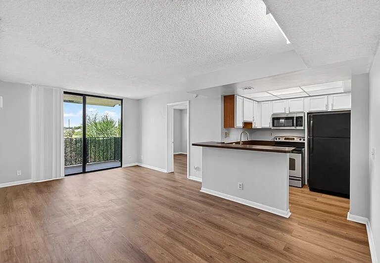 760 Executive Center Dr #32 — Photo 4