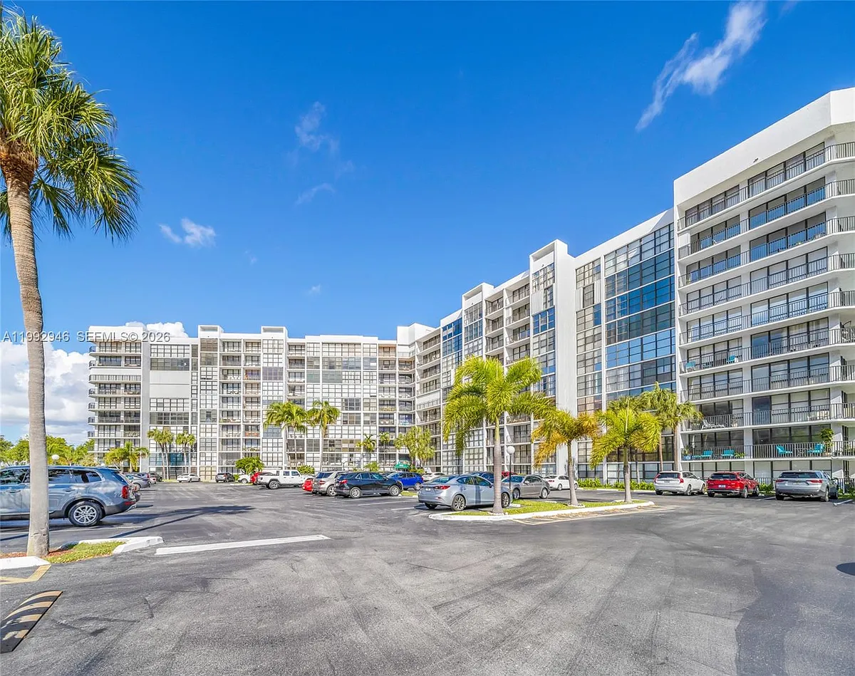 Building Photo - 800 Parkview Dr #230