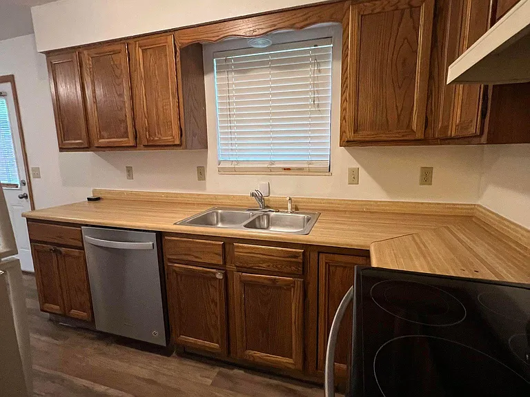 1036 Village Ln — Photo 6
