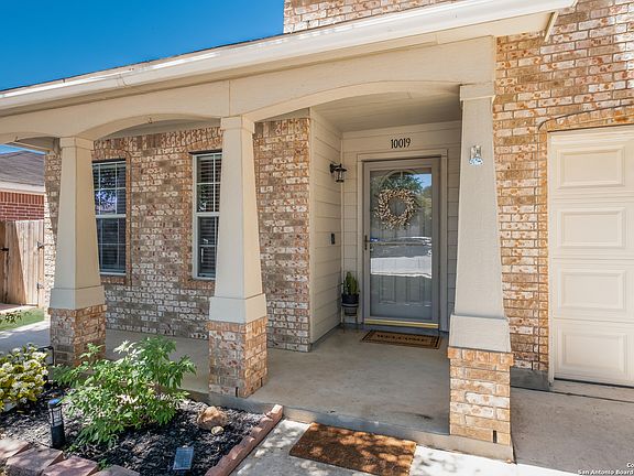 3rd image of 10019 Buescher Ln