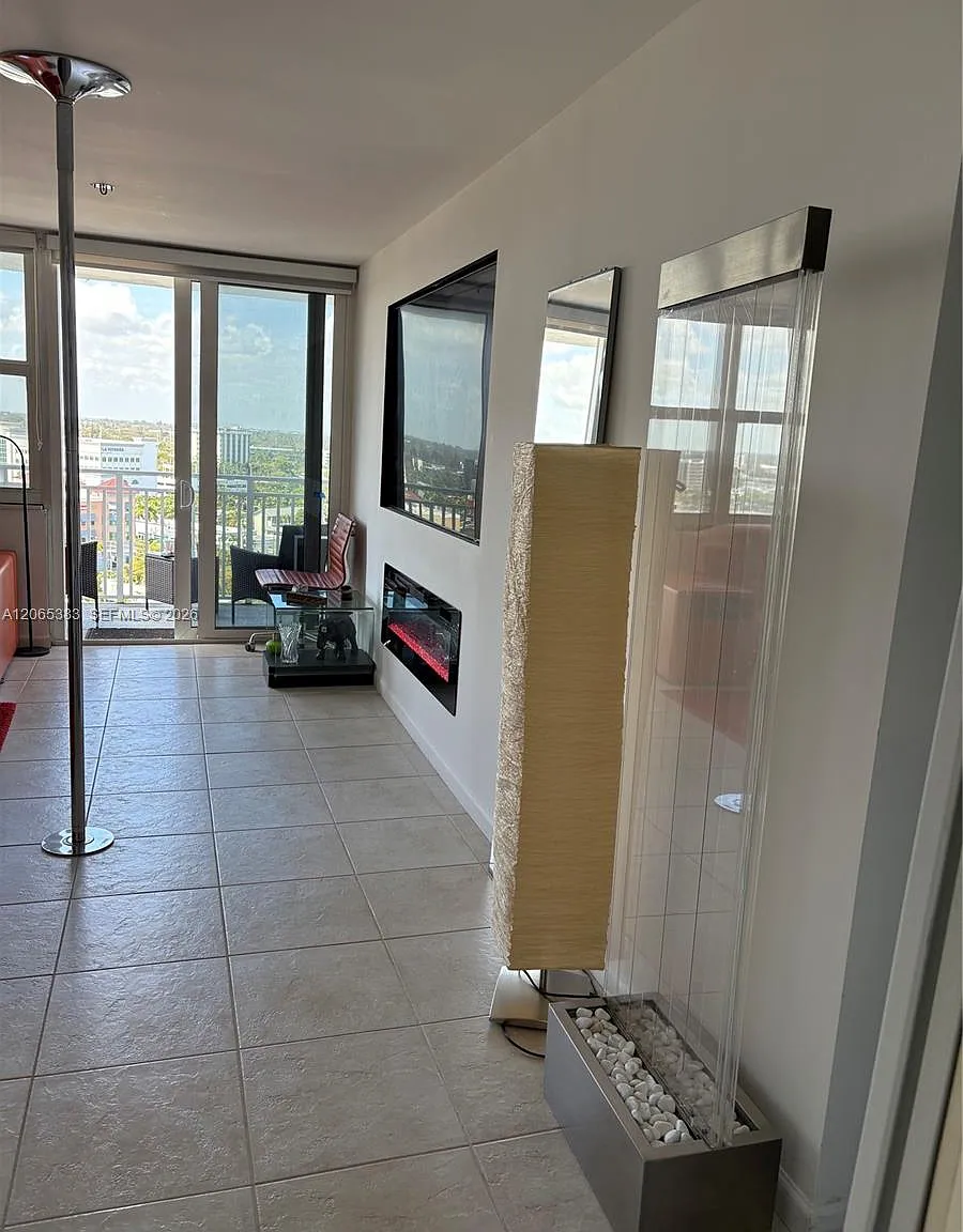 Bayview Towers Condo Sout — Photo 2