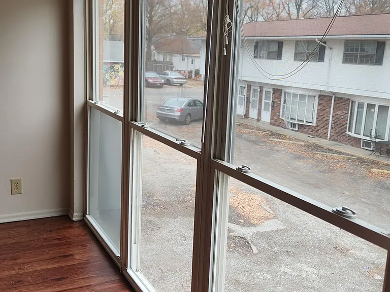 408 S Poplar St — Photo 2