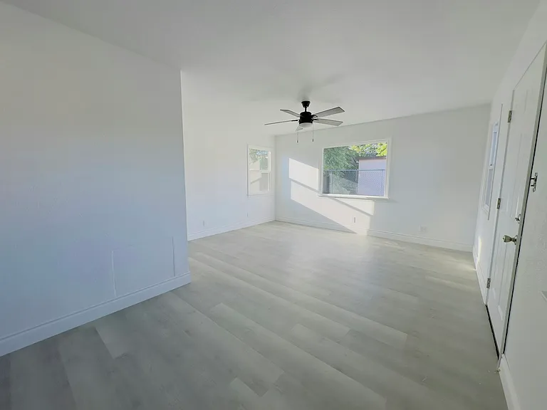 233 E Nicolet St #233 — Photo 1