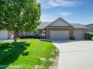 15434 Oakwood Dr, Urbandale, IA 50323