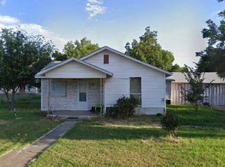 104 E Mahaffey St, Uvalde, TX 78801