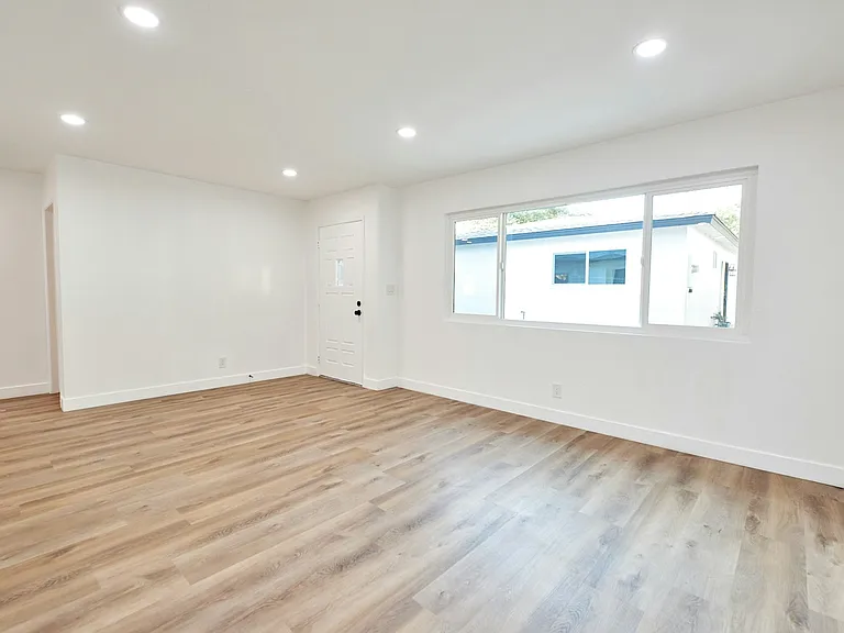 232 W 3rd St — Photo 9