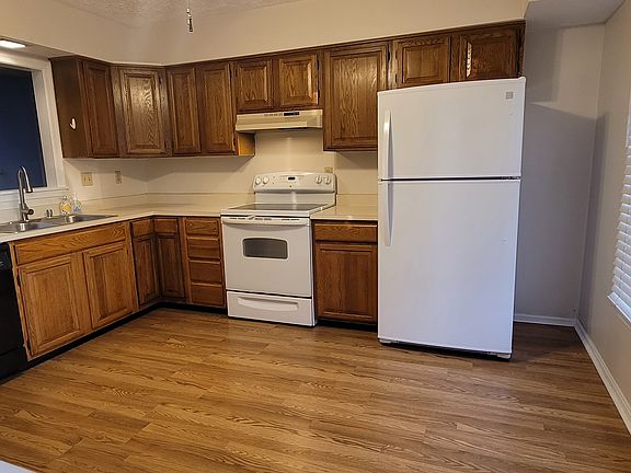 3rd image of 107 E Broadway