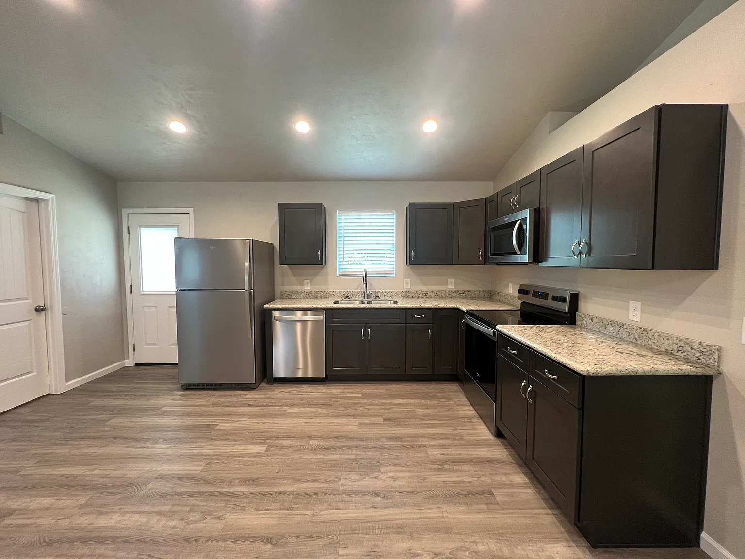 3 bed, 1100 sqft, $1,900 — Photo 4