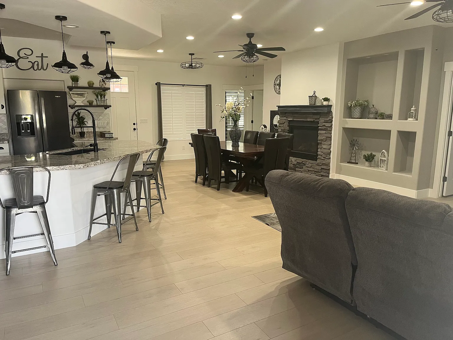 5 bed, 2020 sqft, $2,900 — Photo 2