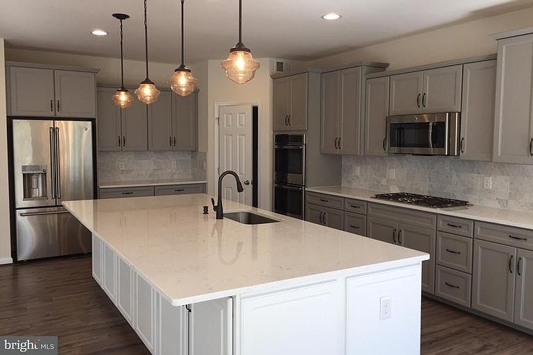 1st image of 102 Hanoverian Ct