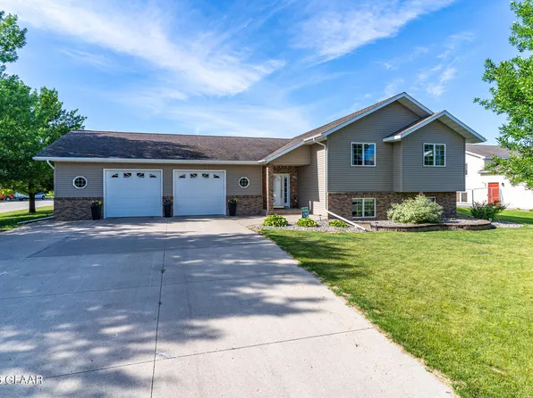 303 22nd St NW, East Grand Forks, MN 56721