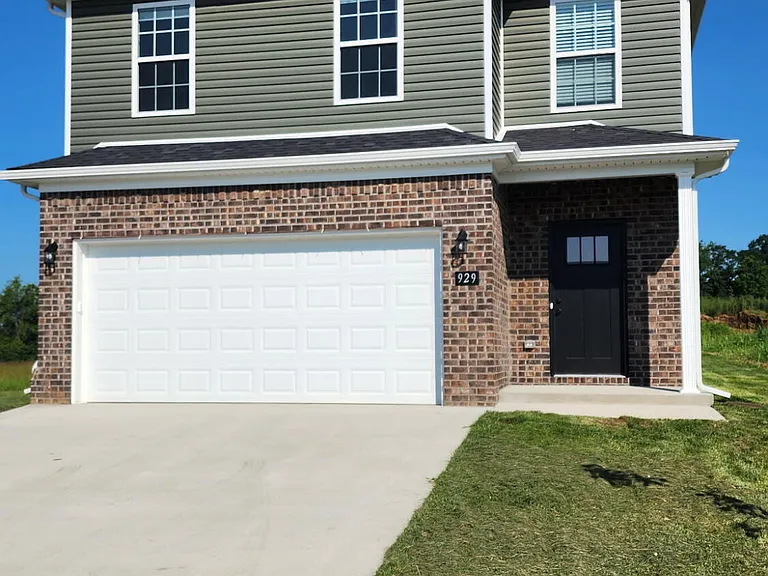 929 Olympic Ct — Photo 1