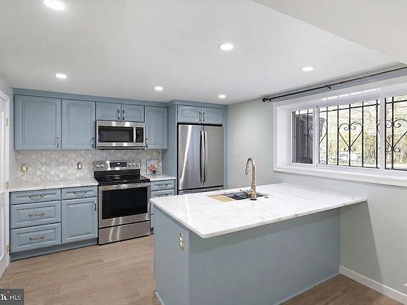 4th image of 1401 S Greenbrier St #2
