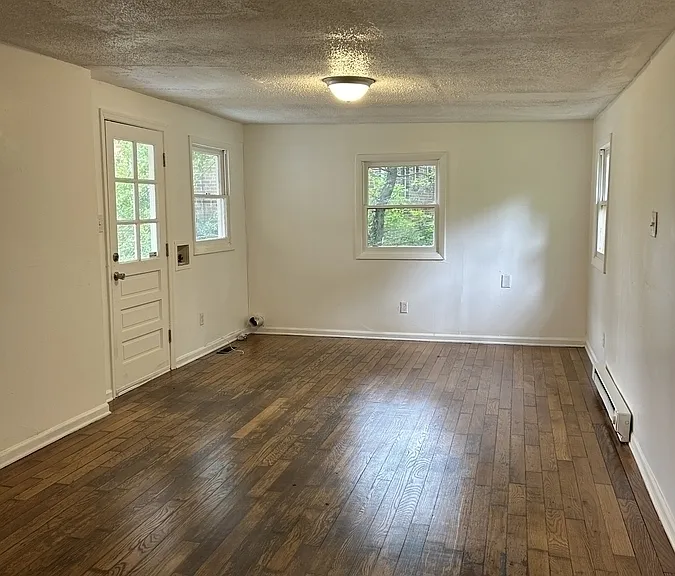 1006 William Dr — Photo 2