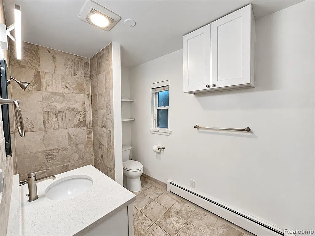 Studio, 1.0 bath, 330 sqft, $1,000 — Photo 4
