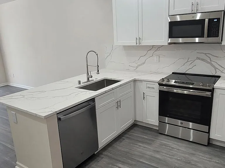 Main Place Apartments — Photo 19