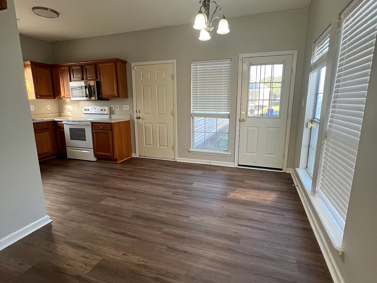 3 bed, 2.5 bath, 1387 sqft, $1,550 — Photo 3