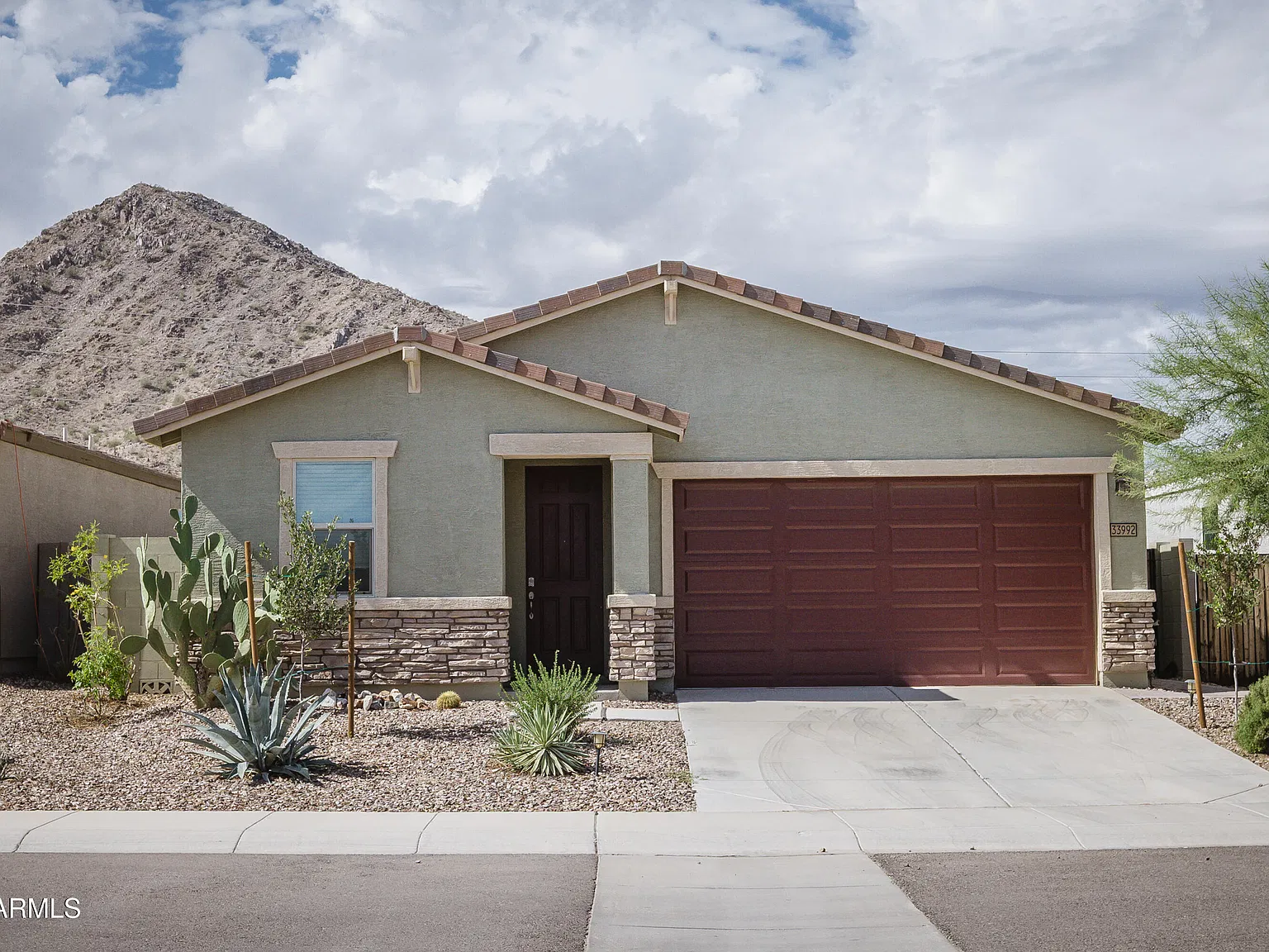 4 bed, 3.0 bath, 2027 sqft, $2,100 — Photo 2
